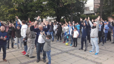 Известни футболисти и хиляди фенове на Спартак протестираха пред Община Варна (СНИМКИ)