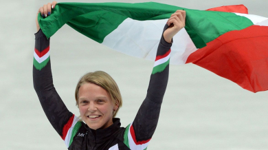 Блондинка развява италианския флаг на откриването на Олимпиадата