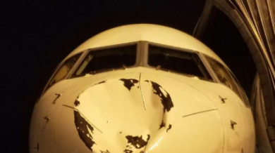 Самолетът на Оклахома Сити Тъндър кацна в Чикаго със смачкан нос 
