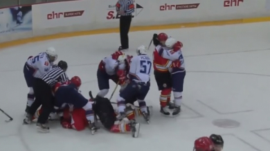 Руски и китайски хокеисти се млатят като зверове в най-масовото меле в историята (ВИДЕО 18+)