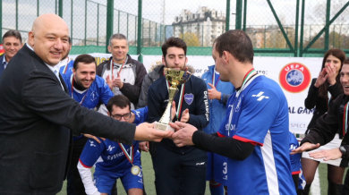 Кралев връчи купата на шампионите в благотворителен футболен турнир на феновете (СНИМКИ)
