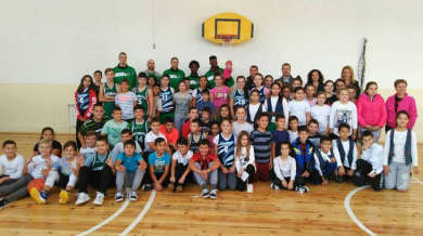 Добра инициатива: Играчи на Балкан (Ботевград) зарадваха ученици (СНИМКИ)