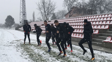 ЦСКА тренира в снега, Белчев изрита нападател при юношите (СНИМКИ)