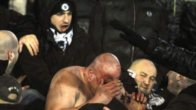 Български футболен хулиган част от баталните и кървави сцени в Белград (СНИМКИ +18)