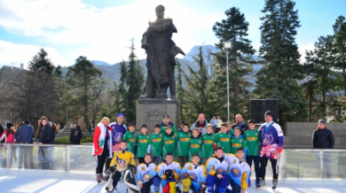 Футболисти от Враца показаха умения в хокея