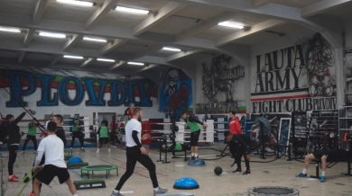 Играчите на Локомотив тренират в боксовата зала (СНИМКИ+ВИДЕО)