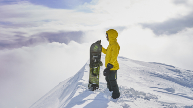 Хамилтън разпуска със ски в Япония (СНИМКИ) 