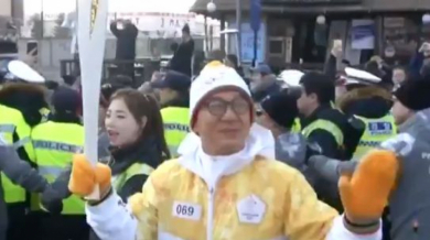 И Джеки Чан пренася олимпийския огън (ВИДЕО)