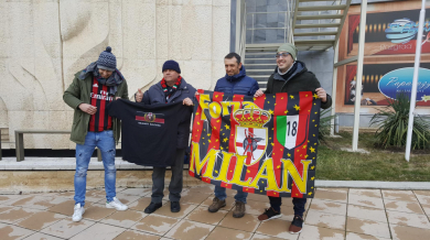 Италиански фенове чакат Милан пред хотела в Разград (СНИМКА)