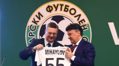 Огромен жест към Борислав Михайлов! УЕФА го призна и му връчи... (СНИМКИ)