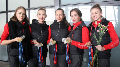 Посрещнаха медалистките с цветя и плакати след фурора в Москва (СНИМКИ)