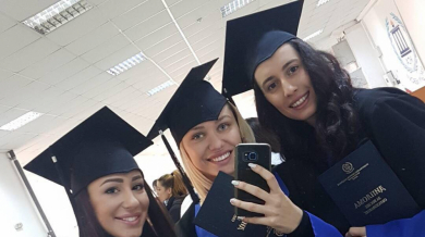 Радост и успехи за златните момичета, дипломираха се (СНИМКИ)