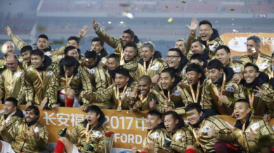 Канаваро с трофей при завръщането си в Китай