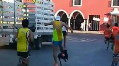 Грозно и срамно! Маратонец изрита малко кученце на състезание (ВИДЕО 18+) 