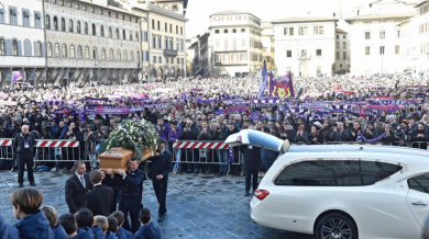 Италия плаче за Давиде Астори! Хиляди се стекоха на погребението на играча (ВИДЕО)