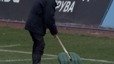Ето как неуспешно гребат вода от стадиона в Русе (ВИДЕО)
