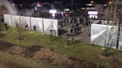 Бой между фенове в Лион, полицията използва газ (ВИДЕО)