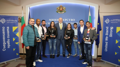 Кралев награди медалистите от Европейското по бокс, похвали ги (СНИМКИ)