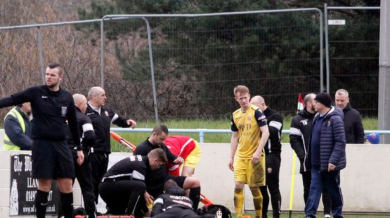 Съдия спаси живота на футболист по време на мач