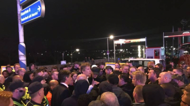 Феновете на Аякс спряха автобуса и поискаха оставката на легенда (ВИДЕО)