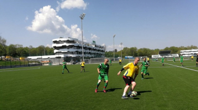 Ученици демонстрират футболни умения в базата в Бояна