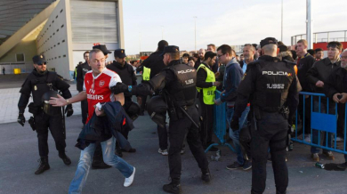 Шокиращи кадри! Испанската полиция налага фен на Арсенал с палка по главата (ВИДЕО)