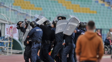 Задържани за наркотици, ножове, маски и пиротехника около Славия - Левски 