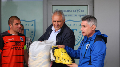 Бивш министър дари екипировка на футболен клуб (СНИМКИ)
