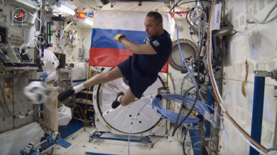 Играха футбол в космоса с топката за първия мач на Световното (ВИДЕО)