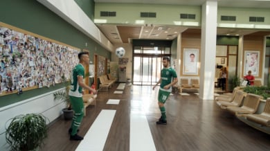 Футболисти на Лудогорец смаяха пациенти и лекари в болница „Надежда“ (ВИДЕО)
