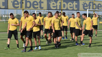 Ботев замина с 23 футболисти за Велинград, взе четирима младоци