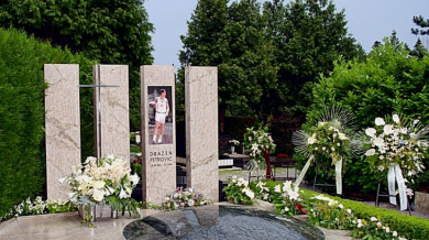 Един от най-трогателните моменти в историята! Марадона се поклони на гроба му и каза: Геният на вашия син ще живее вечно (ВИДЕО)