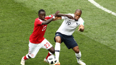 Защитник на Франция под въпрос за 1/4-финала с Уругвай