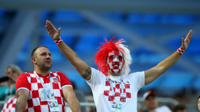 Не правете това вкъщи! Хърватски фен полудя след победата над Русия и... (ВИДЕО) 