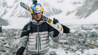 Полски алпинист изуми, спусна се със ски от смъртоносния К2 (ВИДЕО)