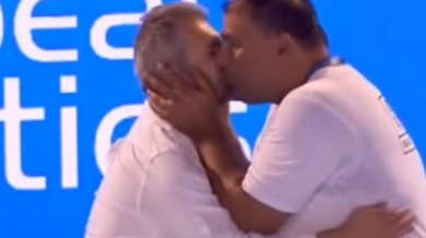 Шок! Мъжка целувка разтресе сръбския спорт