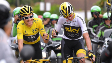 Победителят в "Тур дьо Франс" пи шампанско по пътя към финала (ВИДЕО)