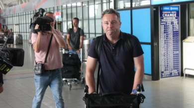Славиша Стоянович пристигна в София, мълчи на летището (ВИДЕО)