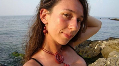 В траур ли: Вдовицата на Боян Петров лъсна полугола! (СНИМКИ 18+)