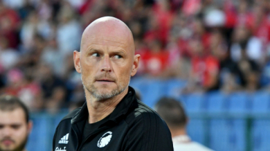 Треньорът на Копенхаген ударен от фенове (СНИМКИ)