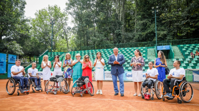 Министър Кралев връчи спортни колички на Зоя Чавдарова и Калин Асенов