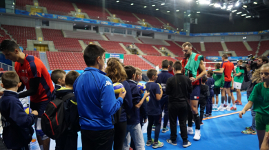 Волейболните национали зарадваха деца с автографи и селфита