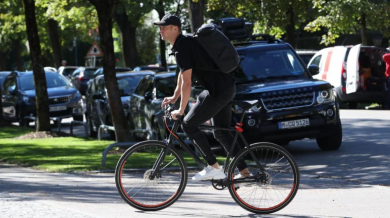 Световна футболна звезда ходи на работа с колело