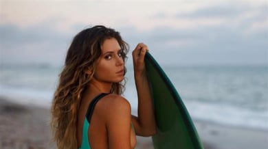 Гореща сърфистка остана без гащи и разкри: Най-обичам да яхна дъската гола (СНИМКИ 18+)