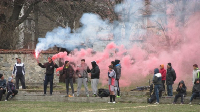 Кърваво меле на мач в Дупнишко завърши с болница и арести