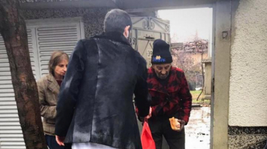 Страхотен жест: Звезда от Първа лига обикаля домове на пенсионери, дарява им храна (СНИМКИ)