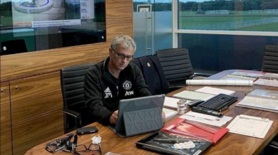 Юнайтед изхвърлил Моуриньо като мръсно коте от офиса му, нужни били само...