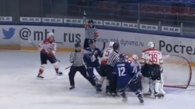 Зрелищно ВИДЕО: Свиреп бой между руски и китайски хокеисти, в мелето е и вратар