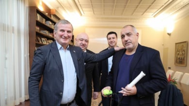 Бойко Борисов с подарък от Джокович, световният №1 очакван в София (СНИМКИ)