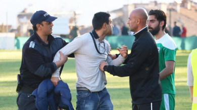 Голям скандал в родния футбол: Полицай влезе на терена и изведе побеснял треньор (СНИМКИ)